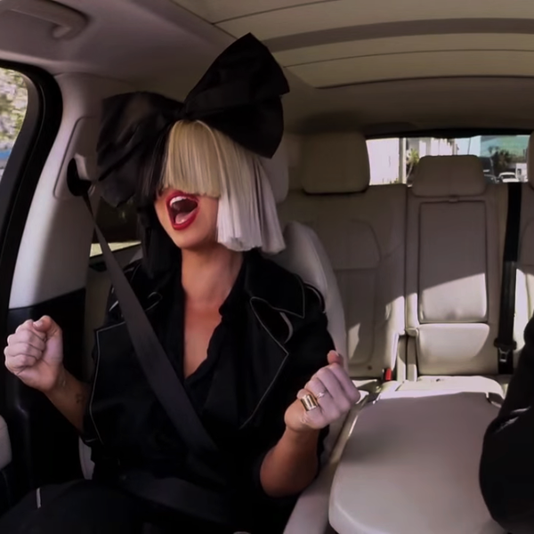 YouTube,музыка,соцсети,видео,рецензия,поп-культура,общество,автомобиль, Sia Carpool Karaoke: как звучит «Chandelier», когда Сия сидит на пассажирском месте твоего автомобиля